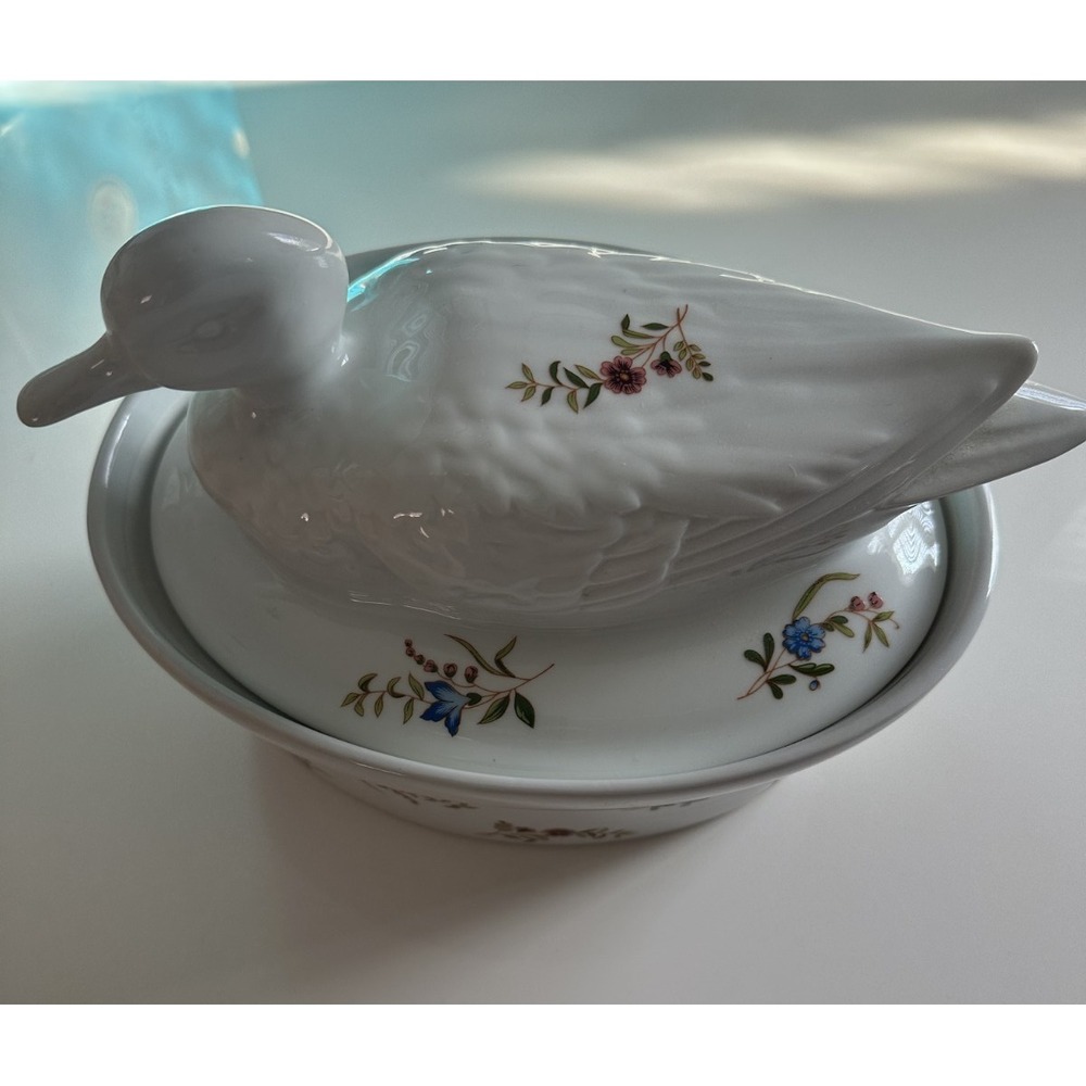 BIA Cordon Bleu Porcelain Duck Covered Casserole, Wildflowers with Box - Picture 8 of 12